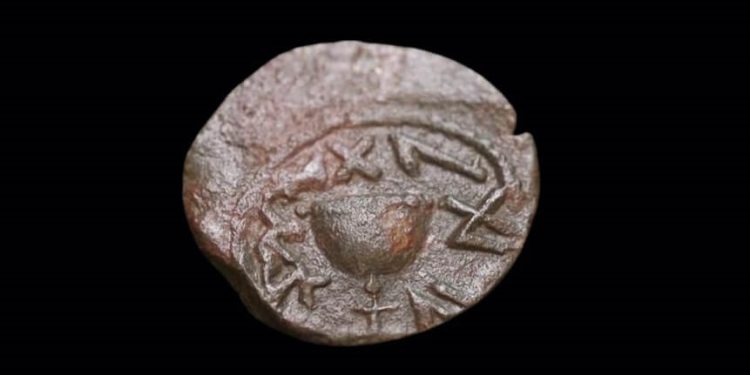 Descubren en Jerusalén una rara moneda del año 70 con inscripción “Por la redención de Sión”